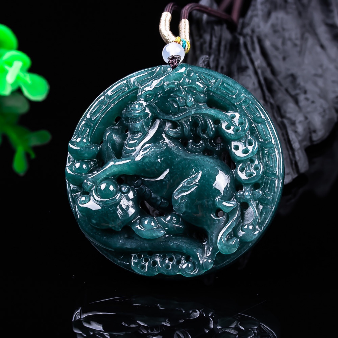 Women Fashion Necklace - Pendant z jadeitu birmańskiego w kształcie